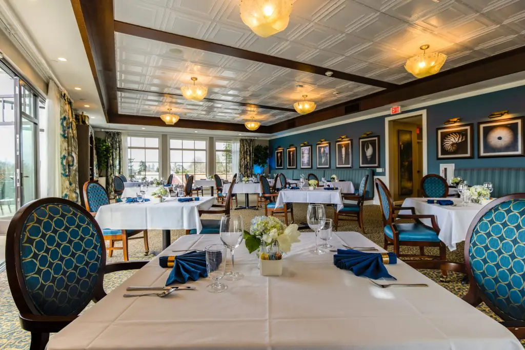Restaurant-style dining room at Aegis Living West Seattle